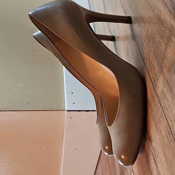 Ann Taylor Taupe Patent Leather Heels - 3.5" Round Toe, Size 7.5M - Picture 4 of 16